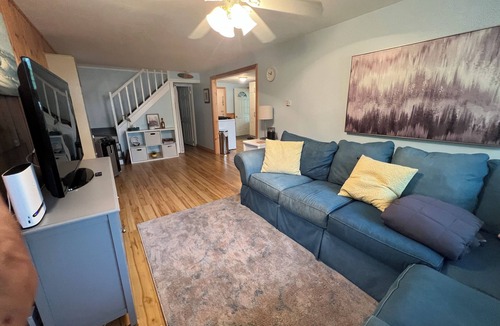 Sherkston Cottage | Beach house on pleasant beach! Cottage steps from the beach on Lake Erie