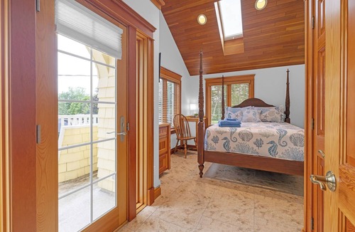 Ridgeway House | Beach Paradise Awaits You!