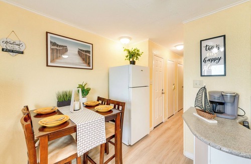 North Beach Apartment | Beachfront Corpus Christi Condo w/Pool Access!