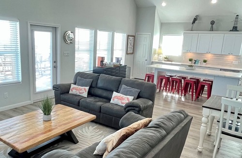 Gilchrist House | BEACHFRONT-HOTTUB- 5br-4ba, amazing deck, grill & chill, hoops, kids’ loft, pets