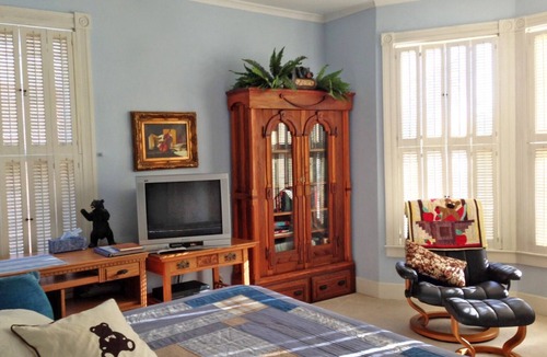 Burlington Bed & Breakfast | Bear's Den @ Squirrel's Nest B&B, LLC