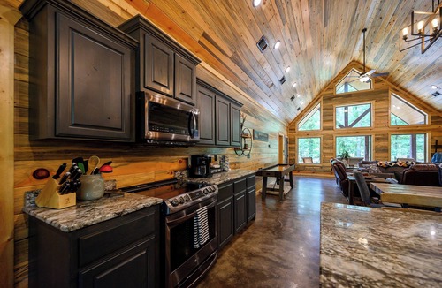 Hochatown Cabin | Bearfoot Lodge 2 Bedroom cabin Sleeps 6. Pet Friendly - Hot Tub