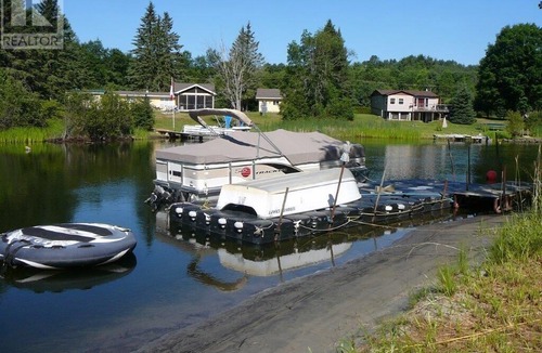 Minden Cottage | Beautiful 3 Bdrm + Bunkie Waterfront Cottage Near Gull Lake