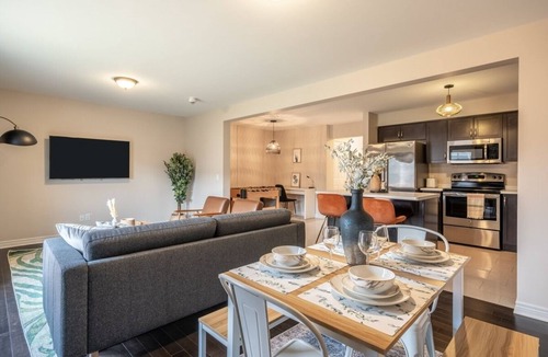 Niagara Falls House | Beautiful 3bed/3bath 6 Mins to Falls/Free Parking