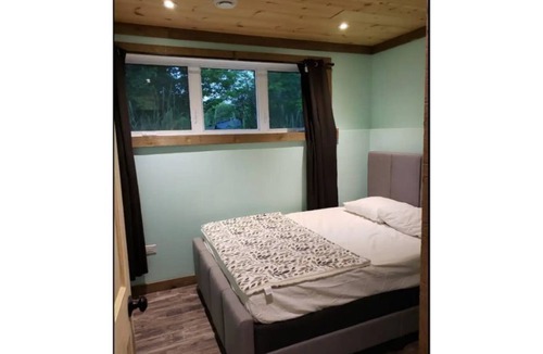 Lyndhurst Cottage | Beautiful 4 Bedroom 2bath Cottage on 3 Acre Wooded Land