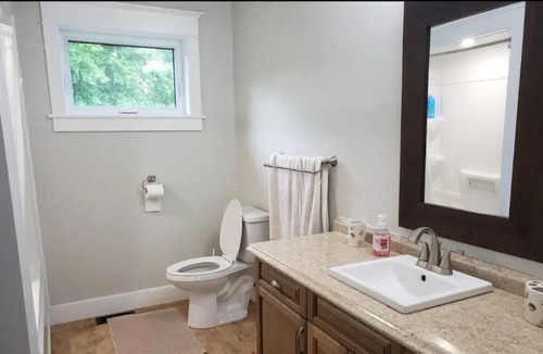 Lyndhurst Cottage | Beautiful 4 Bedroom 2bath Cottage on 3 Acre Wooded Land
