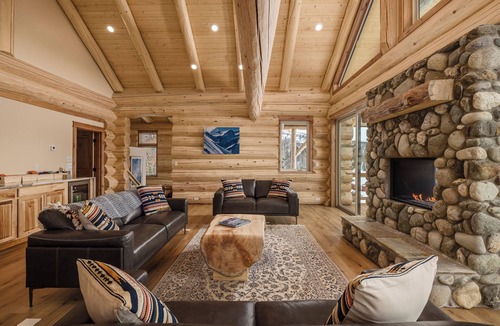 Glacier View Ski Chalet | Beautiful BRAND NEW 4 Bedroom Chalet at the Majestic Valley Wilderness Lodge