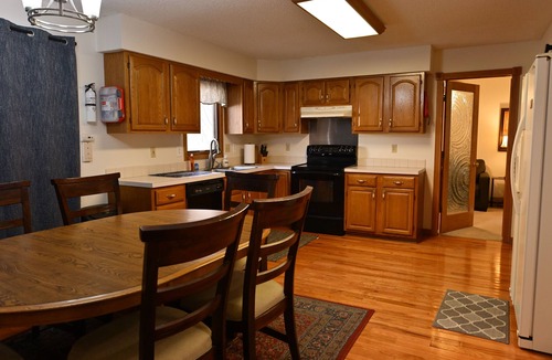 Urbandale House | Beautiful comfy five bedroom home sleeps 14