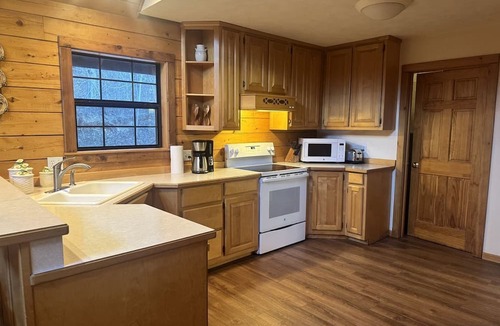 Eureka Springs Cabin | Beautiful Comfy Cabin Perfect for Families with Spa in Arkansas
