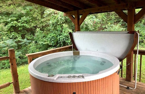 Eureka Springs Cabin | Beautiful Comfy Cabin Perfect for Families with Spa in Arkansas