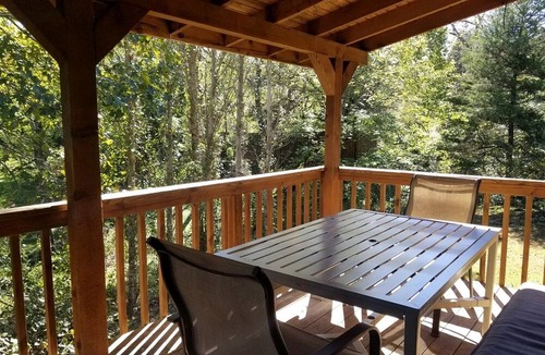 Eureka Springs Cabin | Beautiful Comfy Cabin Perfect for Families with Spa in Arkansas