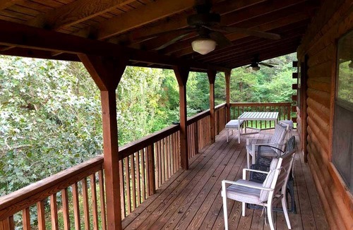 Eureka Springs Cabin | Beautiful Comfy Cabin Perfect for Families with Spa in Arkansas