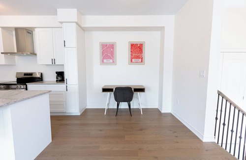 Whitby House | Beautiful Corner Unit Town in Whitby W/Parking - Bright Spacious Open Layout
