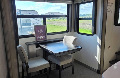 Climbing Hill House | Beautiful luxury camper in country setting just 1 mile from town.