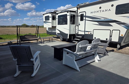 Climbing Hill House | Beautiful luxury camper in country setting just 1 mile from town.