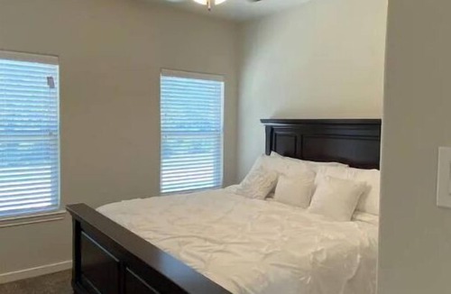 La Grange Apartment | Beautiful, Modern Apartment in La Grange- Great Location!