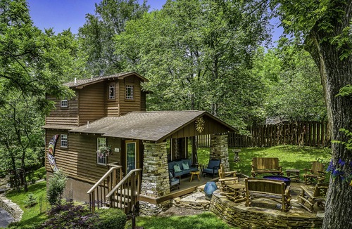 Eureka Springs Historic District Cabin | Beautiful two bedroom cabin with a five minute walk to Eureka Springs Main St