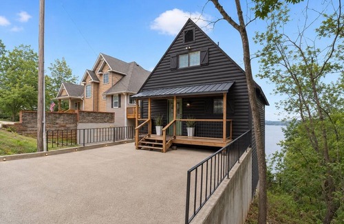Lost Bridge Village House | Beaver Lake Cabin