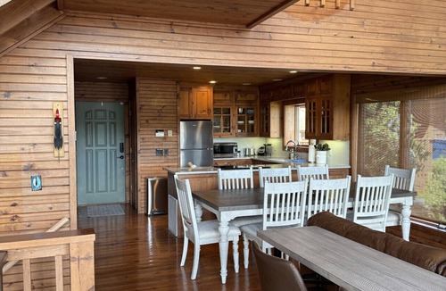 Beaver Shores House | Beaver Lake Waterfront - Lakeside Villa