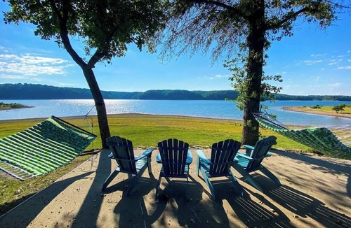 Beaver Shores House | Beaver Lake Waterfront+Winter Retro Retreat+HotTub