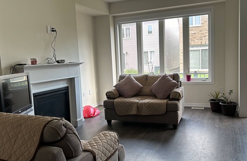 Thorold House | Bedroom Unit 3 (Twin Beds) in Thorold, Ontario