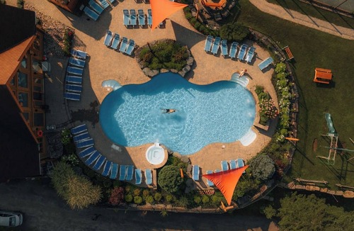 Fiddler Lake Resort Ski Chalet | Bee/Private Spa & Sauna/Pool, Kayak, Lake fiddler