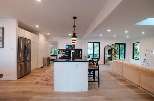 Fenelon Falls Cottage | Bees Beach House: Luxury 5BR Sturgeon Lakefront w/Private Sandy Beach & Sauna