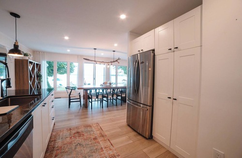 Fenelon Falls Cottage | Bees Beach House: Luxury 5BR Sturgeon Lakefront w/Private Sandy Beach & Sauna