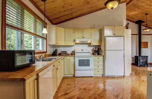 Saint-David-de-Falardeau Ski Chalet | Bella Coola | Tavata Chalets | Au son de la rivière