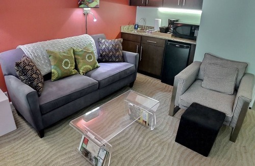 Eureka Springs Historic District Apartment | Bella Paradiso Condo 12 - King Studio with Kitchenette - Walk to Downtown, Free