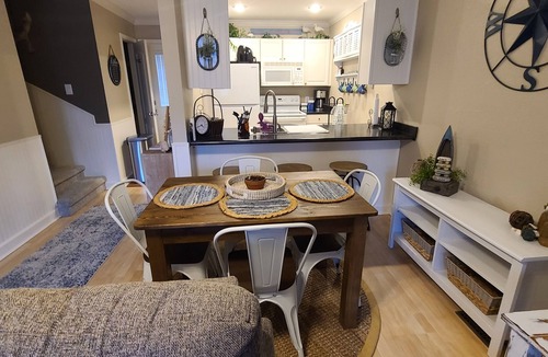 Fairfield Bay Condo | Benjamin's by the lake/Walk to cool pool