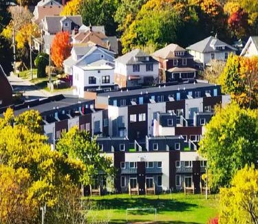 Niagara Falls Hotel | Bentley Commons Fallsview - Luxury 4 Bedroom 4 Bath Townhouse