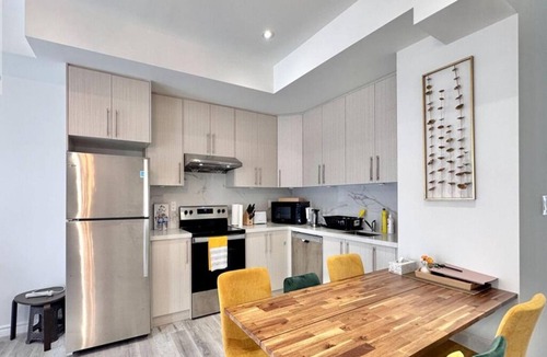 Niagara Falls House | Bentley Commons Luxury 4 Bedroom Townhome in the Fallsview Tourist District