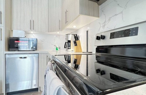 Niagara Falls House | Bentley Commons Luxury 4 Bedroom Townhome in the Fallsview Tourist District