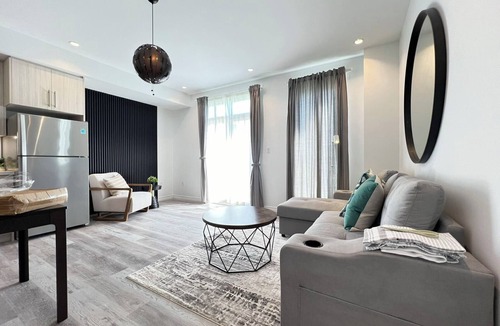 Niagara Falls House | Bentley Commons Luxury 4 Bedroom Townhome in the Fallsview Tourist District