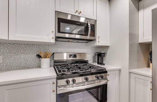 Edmond House | Benton Place - Cottage. WI-FI. Sleeps 4. Garage.
