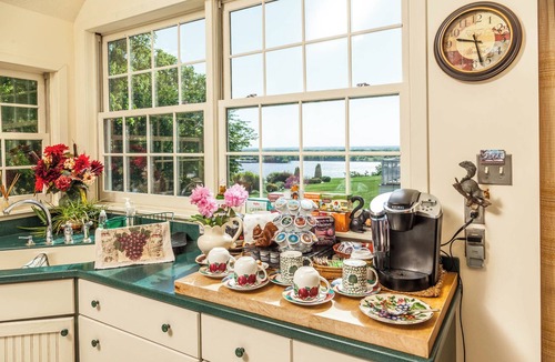 Burlington Bed & Breakfast | "Berry Patch" @ Squirrel's Nest B&B, LLC