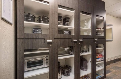 North Arlington Hotel | Best Value, Quality Stay! TWO Modern Suites with Full Kitchens, Pets are Allowed