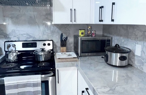 Delta House | Best Value: Spacious 2BR/Near Vancouver+Parking
