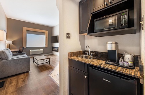 Gananoque Hotel | Best Western Plus 1000 Islands Hotel & Suites