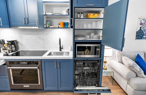 CityPlace Condo | Beverly Hills in Toronto's Core w/Pool, Parking, WiFi, Near CN Tower