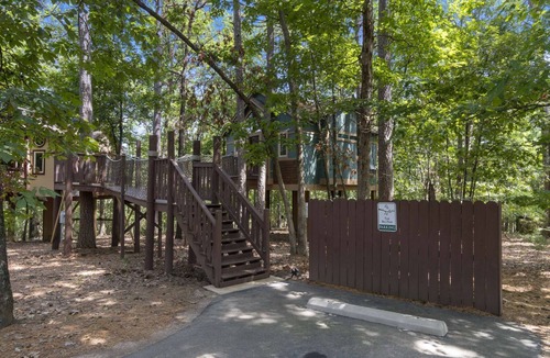Eureka Springs Cottage | Big Pine Treehouse with Jacuzzi