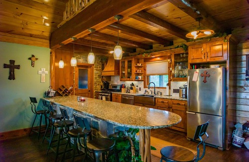 La Grange Cabin | Big View! Log cabin on the River