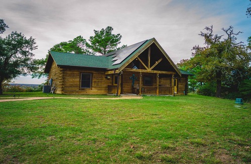 La Grange Cabin | Big View! Log cabin on the River