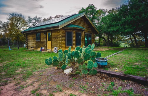 La Grange Cabin | Big View! Log cabin on the River