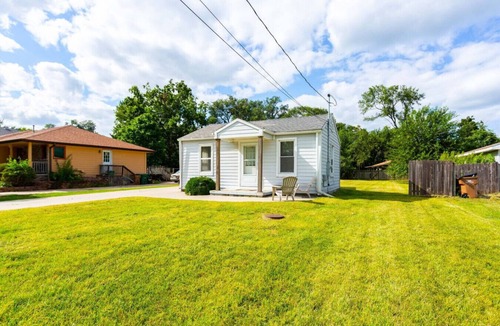 Johnston House | BIG Yard/Pet Friendly/1 BR Private House/FastWi-fi