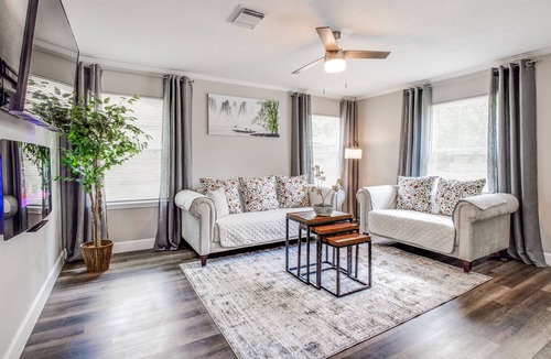 Houston House | Bird House Fully Equipped Home Near Downtown