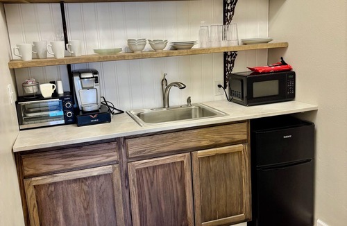 Searcy House | Bison Hall 6, No cleaning fee, 1 block from court square