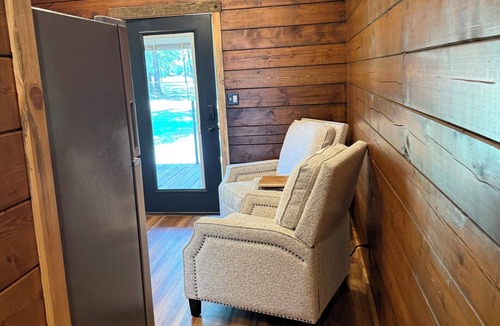 Longview Cabin | Blackberry Bungalow,Cozy cabin in charming Longview with WiFi, AC , a