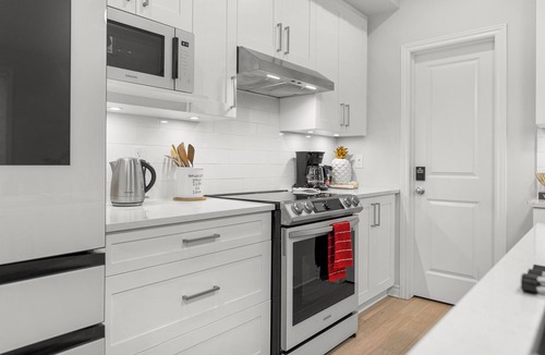 Ottawa Division House | BLISS Modern Luxury 3 BED Entire Family-Friendly Townhome + FREE PARKING.